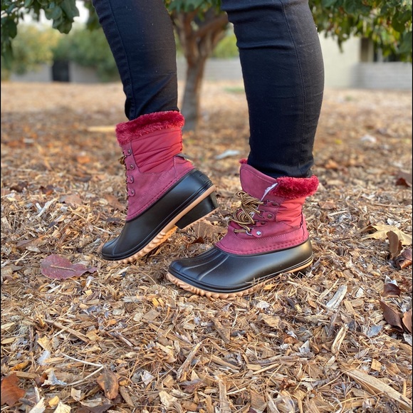 Wine lace up winter duck boots. - Picture 4 of 6